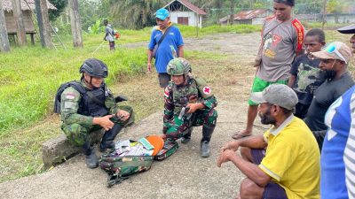 Akses Kesehatan Warga Terbatas, Satgas Pasgat Pos Manggelum Layani Kesehatan Warga