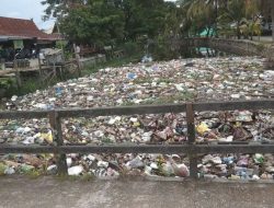 Gerak Cepat Satgas Tamalate Bersihkan Sampah Menumpuk di Depan Kompleks TVRI