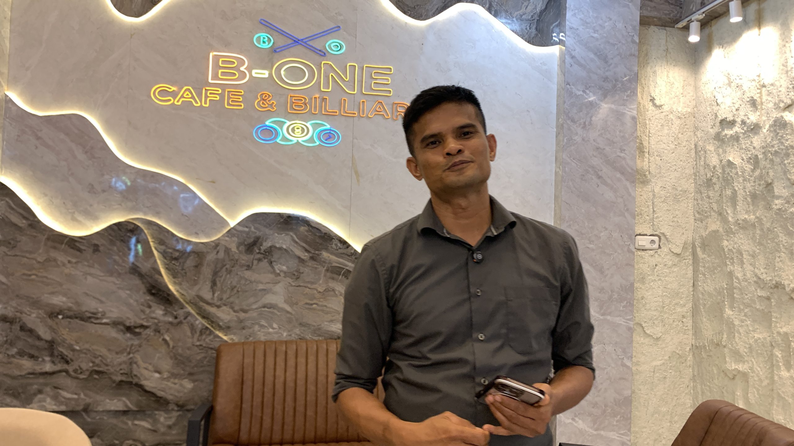 Adi Akbar setelah diskusi di Cafe B-One Makassar