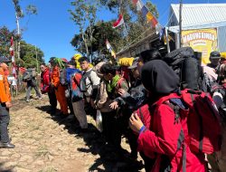 Basarnas  Disiagakan Pengibaran Bendera di Puncak Gunung Bawakaraeng