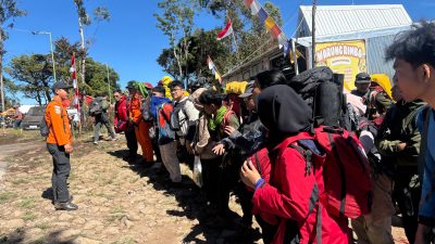 Basarnas  Disiagakan Pengibaran Bendera di Puncak Gunung Bawakaraeng