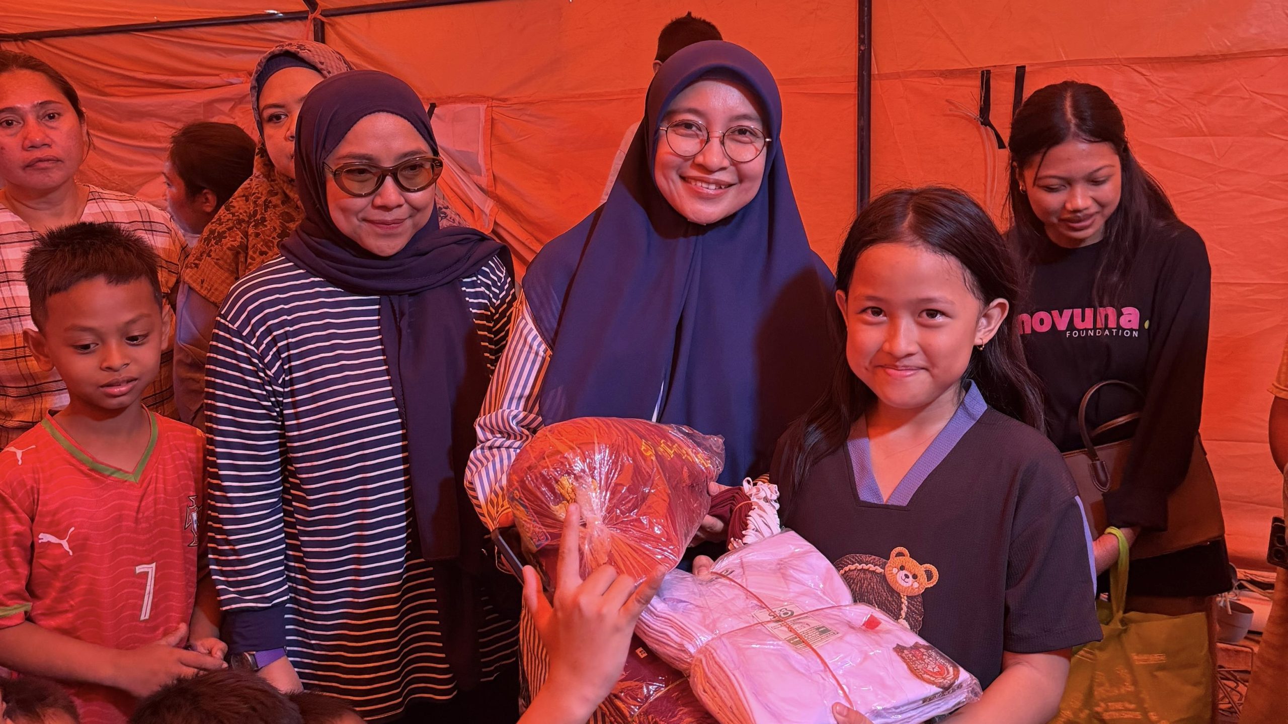  Dewan Pengawas Tiara Suar Sulawesi, Isnaniah Nurdin saat menyerahkan bantuan seragam sekolah ke anak korban kebakaran di Kandea 3 Makassar 