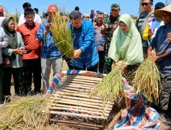 Munafri Salurkan 2.000 Liter Pupuk dan Ribuan Kilogram Benih ke Petani