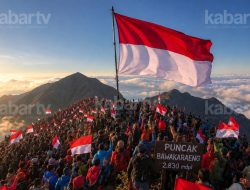 Ribuan Pendaki Meriahkan Pengibaran Merah Putih di Puncak Gunung Bawakaraeng