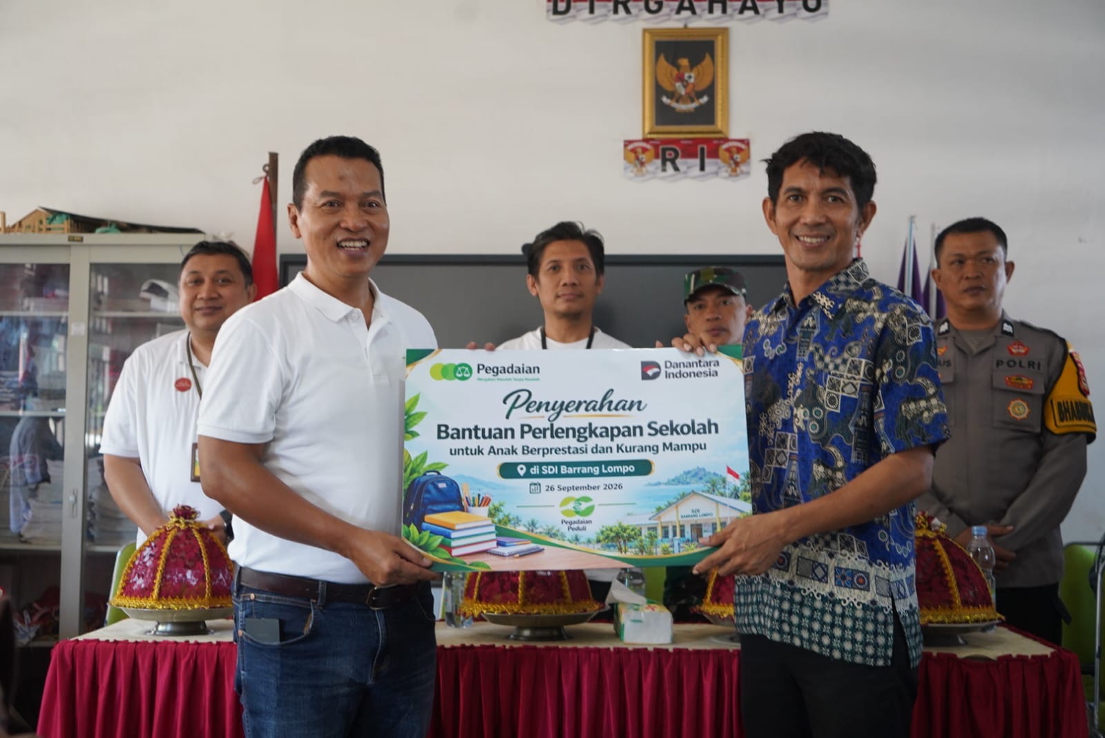 Pemimpin Wilayah VI Sulselbarra Maluku, Pratikno, serahkan bantuan