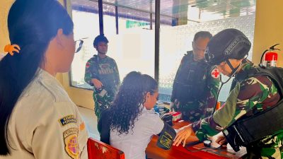 Satgas Pasgat Dekatkan Pelayanan Kesehatan Gratis di Bandara Dekai Yahukimo