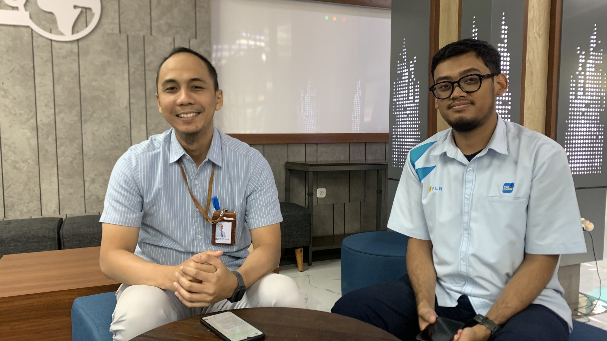 Manager Komunikasi dan TJSLPT PLN (Persero) Unit Induk Distribusi Sulawesi Selatan, Sulawesi Tenggara, dan Sulawesi Barat (UID Sulselrabar) Niki Rendra Adisetiawan (Kanan) 
